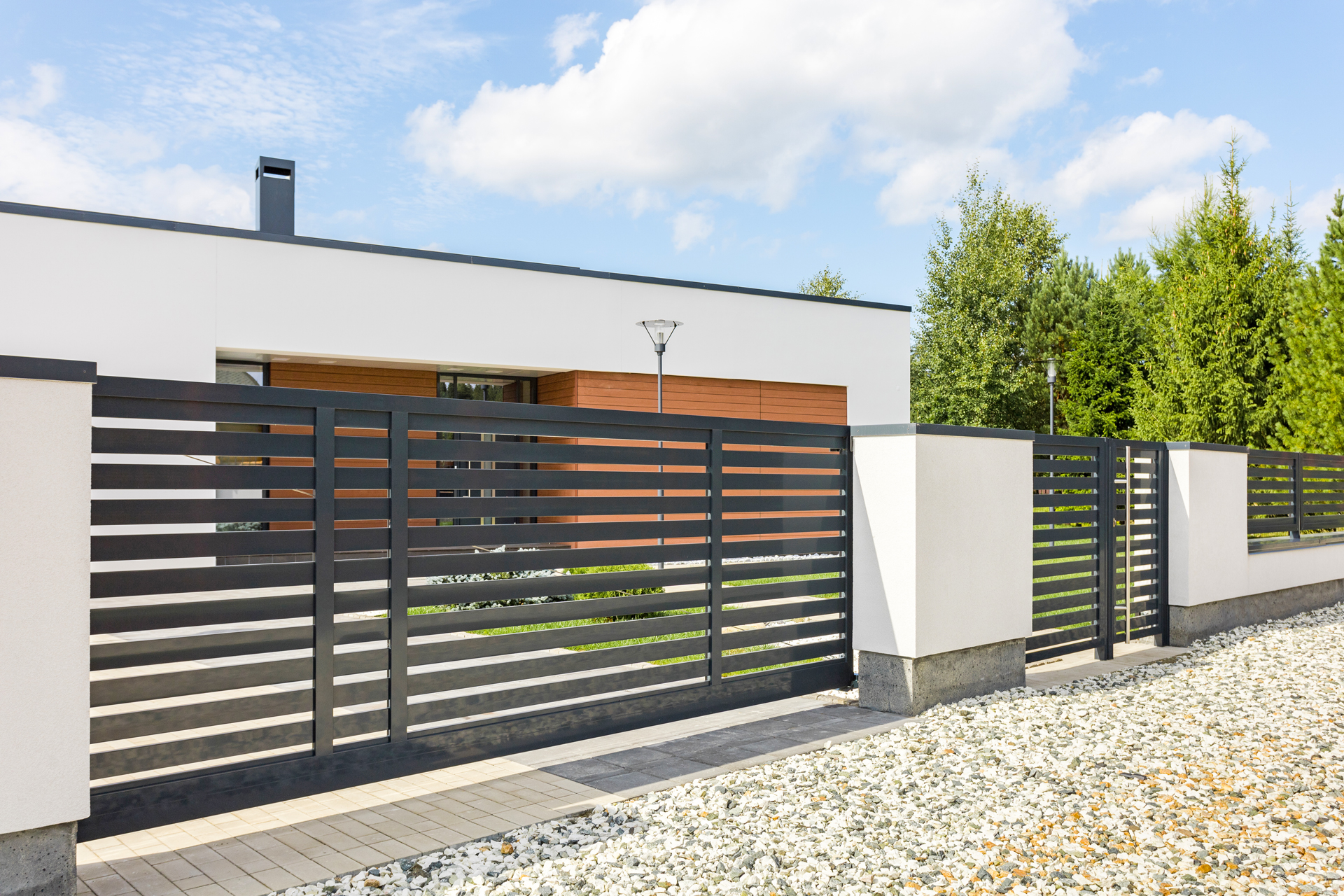 Движение по накатанной: выбираем идеальные откатные ворота 