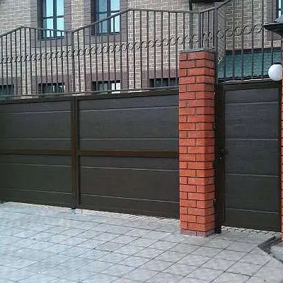 Распашные ворота из сэндвич-панелей с отдельно стоящей калиткой